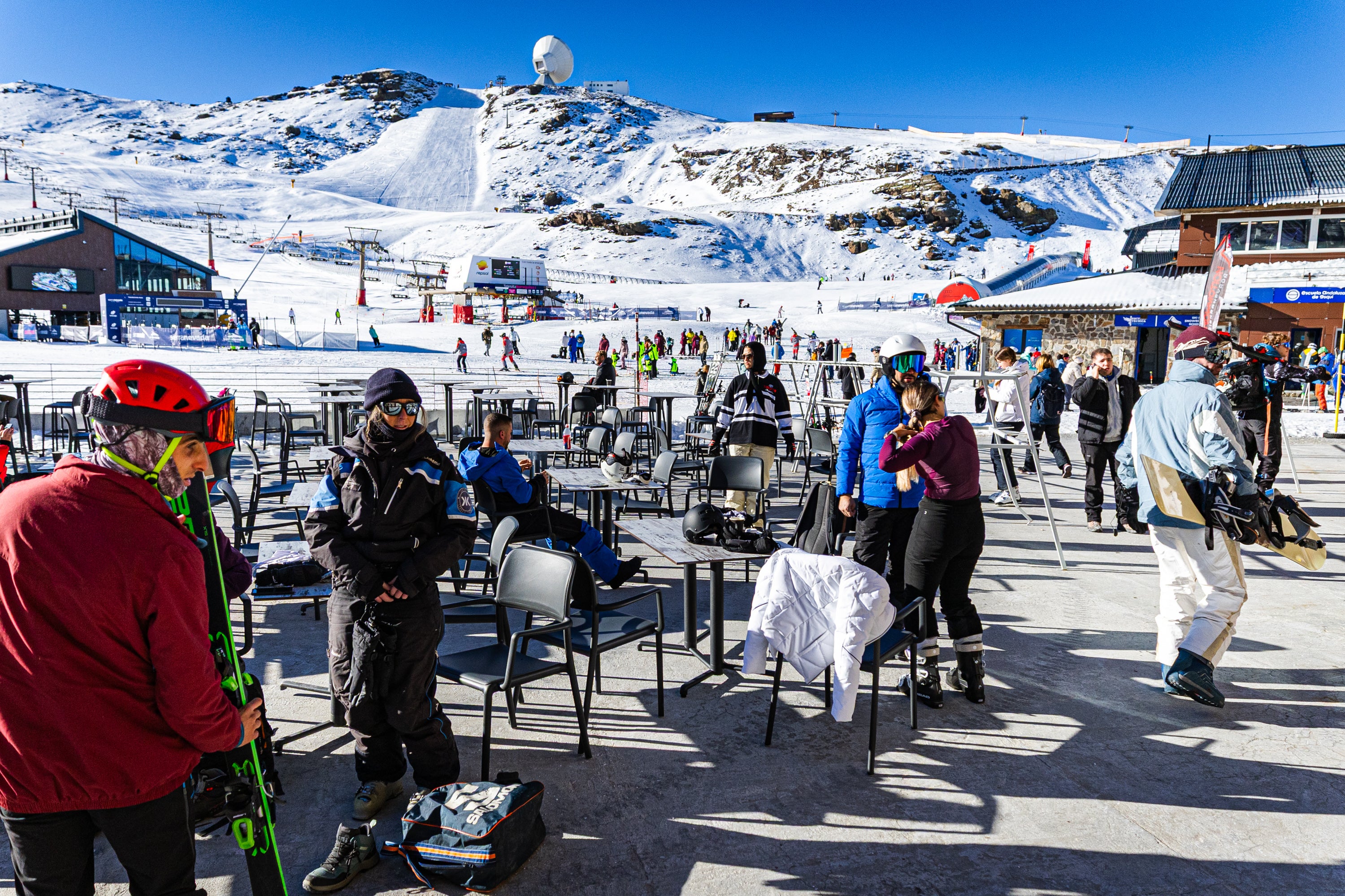 Blanco radiante: las imágenes del primer día de temporada en Sierra Nevada