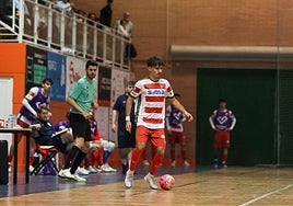 Un jugador del Sima Granada conduce un balón durante un partido anterior.