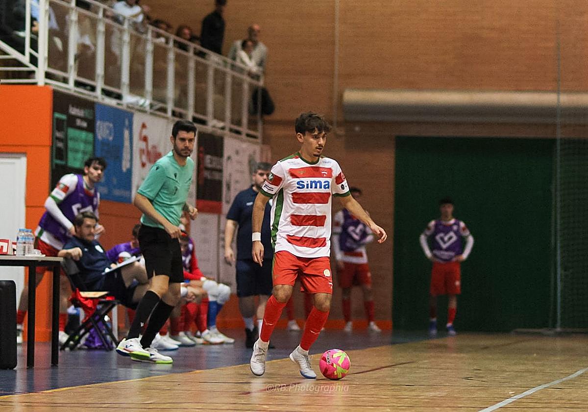 Un jugador del Sima Granada conduce un balón durante un partido anterior.