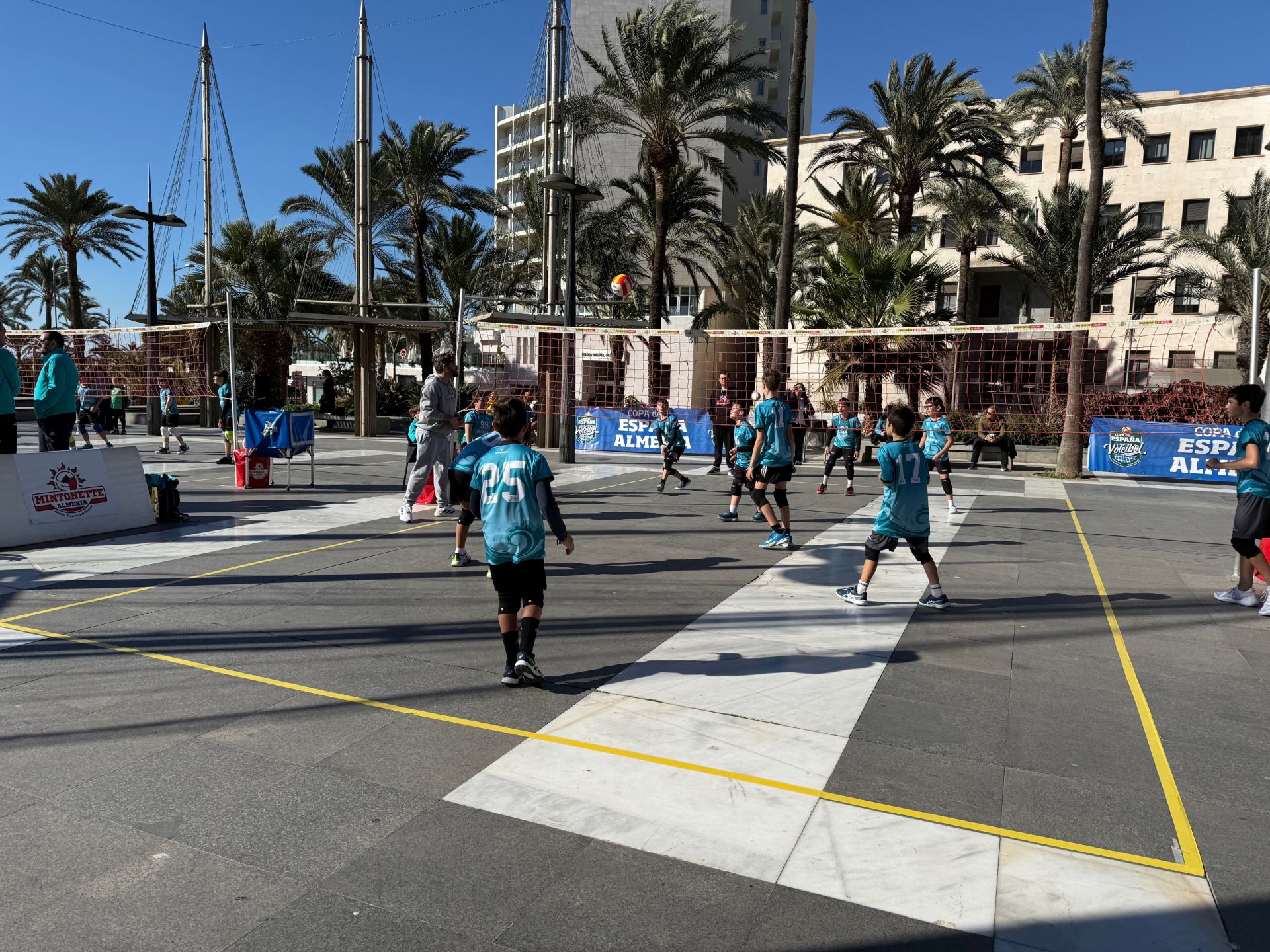 La Plaza de las Velas convertida en una gran cancha de voley.