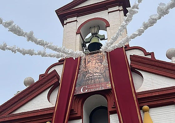 Las campanas de la ermita, las colgaduras y un barrio rejuvenecido por su joven cofradía han marcado la jornada