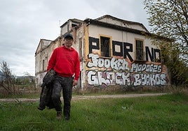 Casería. Los propietarios del inmueble dejan a Kamal que viva allí.