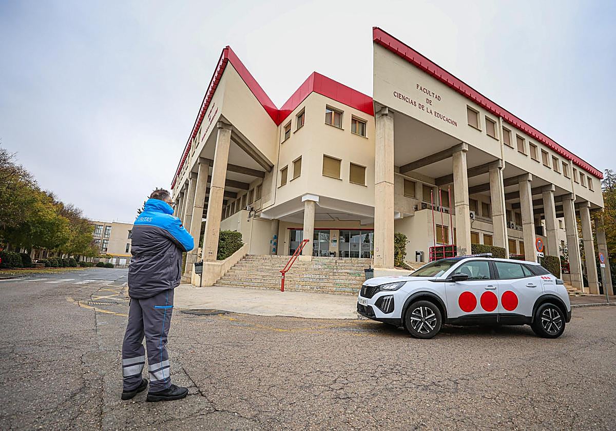 Un vigilante frustra el robo de un joven de 21 años en la Facultad de Educación de Granada