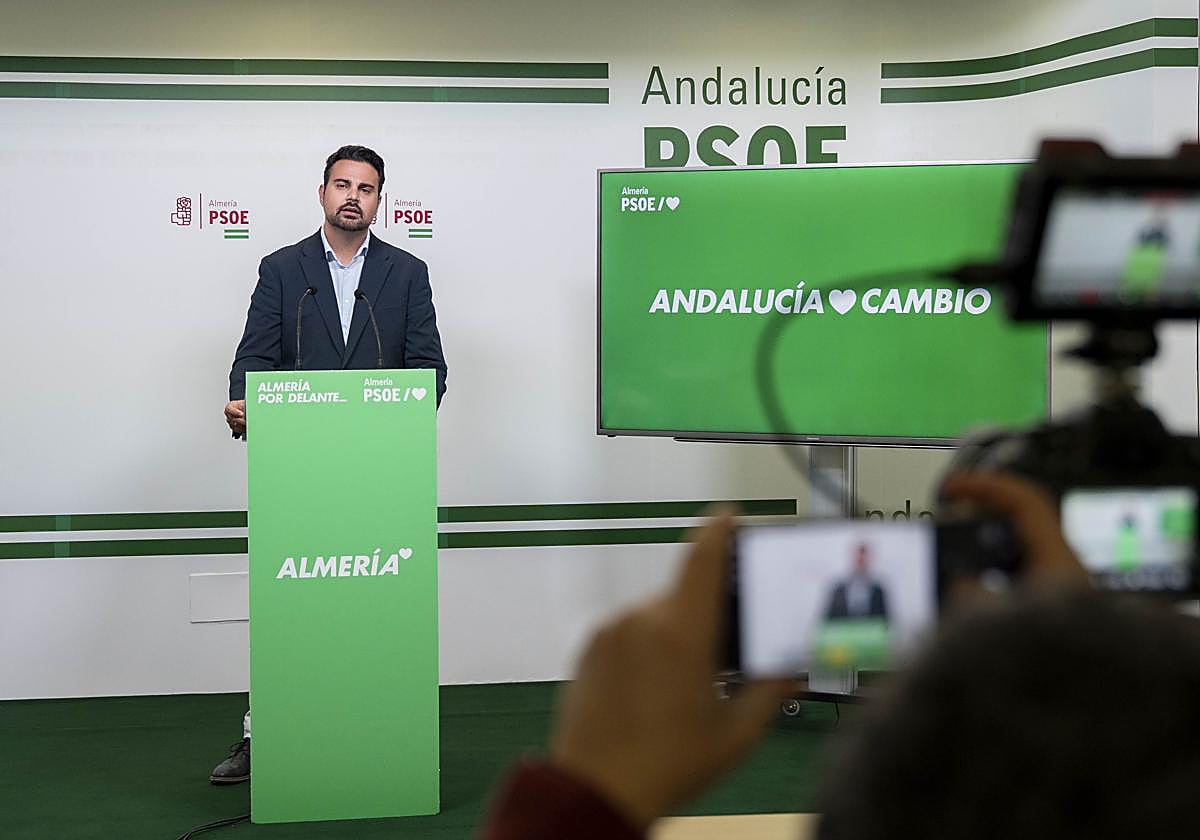 Mateo Hernández, ayer, en la sede del PSOE de Almería.