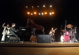 El pianista Chico Pérez, sobre el escenario junto al resto de músicos.