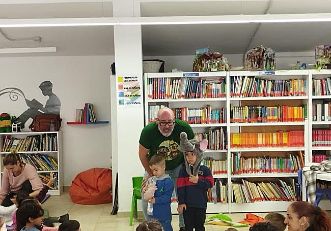 Rojas, con algunos de los actores más pequeños a los que introduce en el teatro.