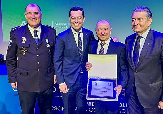 José Álvarez recoge Distinción Honorífica de manos del presidente de Andalucía.