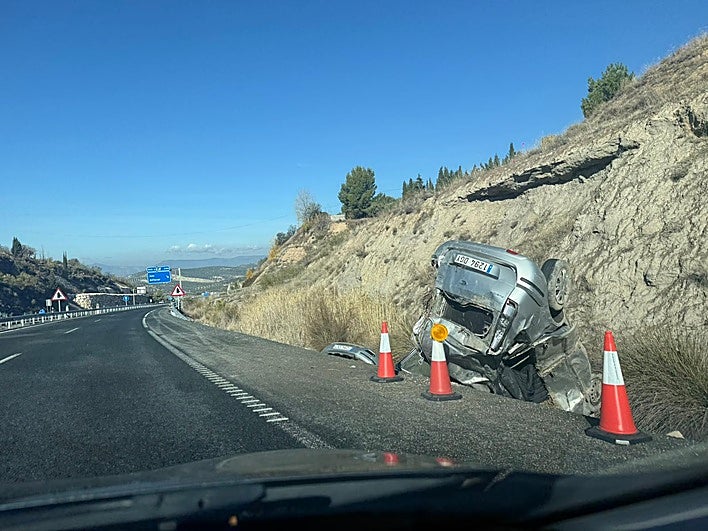 Un herido tras volcar su vehículo a la altura de Alfacar en la A-92