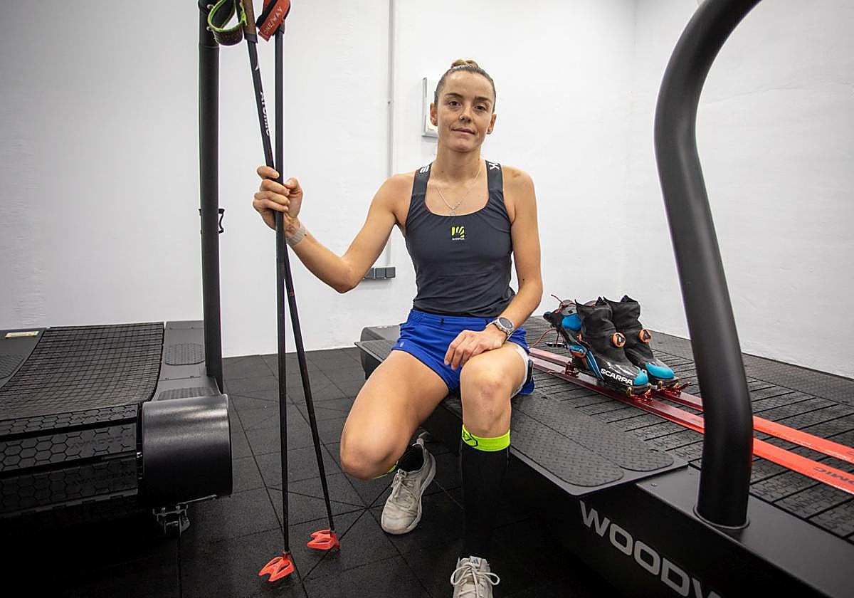 Ana Alonso sujeta sus bastones de esquí sobre un tapiz rodante.