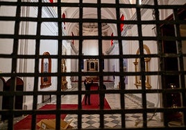 La iglesia del Convento de la Concepción, a través de las rejas de clausura del coro bajo.