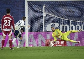 Luca Zidane detiene un penalti a Alberto Marí en Zaragoza por la pasada edición de la Copa del Rey.