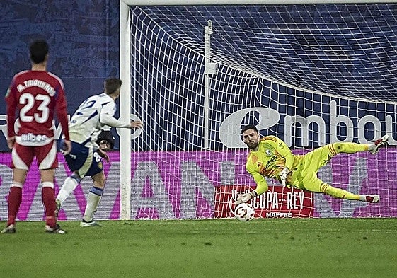 Luca Zidane detiene un penalti a Alberto Marí en Zaragoza por la pasada edición de la Copa del Rey.
