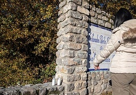 Velas blancas por Ventura y Javier, los dos jóvenes fallecidos este domingo en un accidente de tráfico.