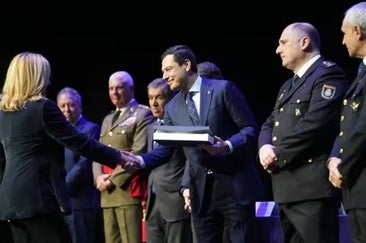 El presidente de la Junta de Andalucía, Juanma Moreno, en el en el acto de imposición de condecoraciones al personal de la Unidad de Policía Adscrita a la Comunidad Autónoma de Andalucía