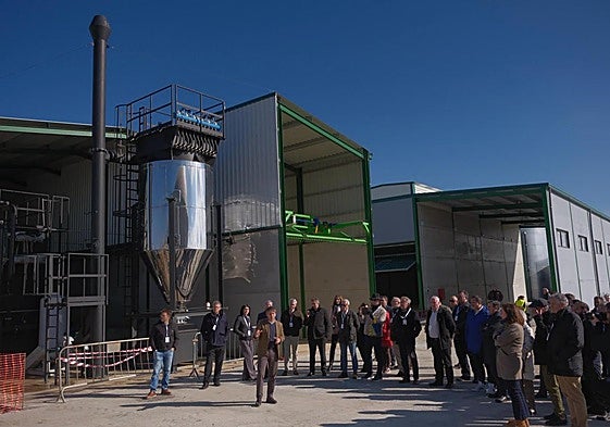 La empresa pionera de biometano en Andalucía, AGR Biogás, ha inaugurado hoy en el municipio granadino de La Calahorra la primera planta agroindustrial de biometano en Andalucía.