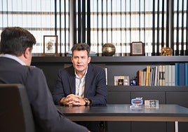 Líder. El presidente de grupo AM-Tiresur, Antonio Mañas, en su despacho.