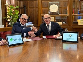 El convenio, suscrito por el CEO de Unicaja, Isidro Rubiales, y el rector de la UGR, Pedro Mercado, contempla también la creación de una Comisión Mixta para el seguimiento y desarrollo del programa.
