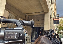 Espera a las puertas de la Comisaría en Jaén.