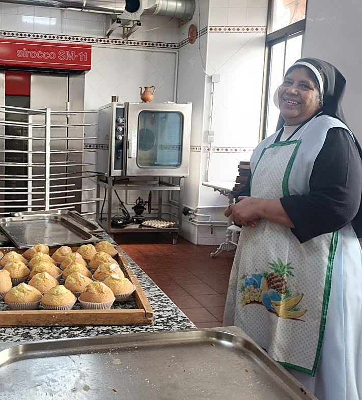 Imagen secundaria 2 - La madre superiora de las carmelitas Descalzas muestra una caja con mantecados. Dos hermanas de las Comendadoras elaboran dulces.