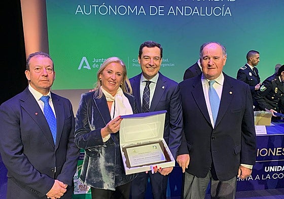 Medialdea recoge su reconocimiento de manos del presidente de la Junta, acompañada por Antonio Salcedo y Sebastián Ruiz.