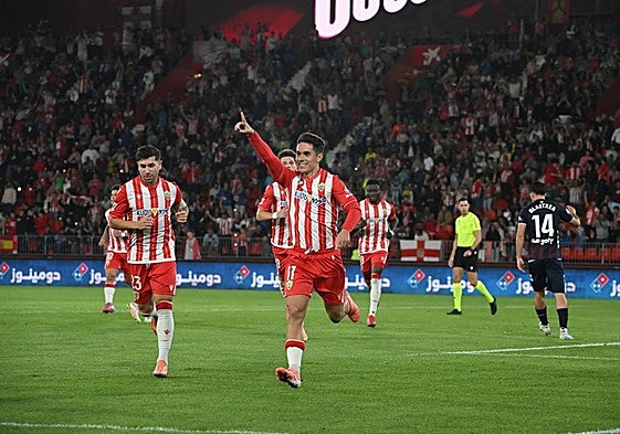 Arribas marca y señala el camino; el gol en el marcador lo 'señala' como fundamental.