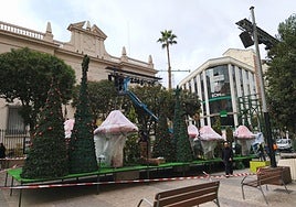 Instalación de la nueva apuesta navideña en Roldán y Marín.