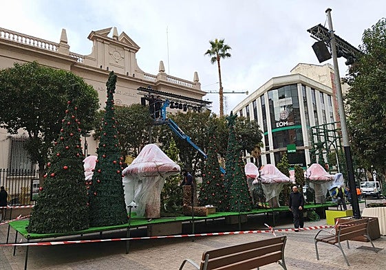 Instalación de la nueva apuesta navideña en Roldán y Marín.