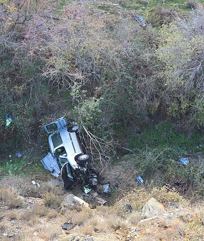 Imagen secundaria 2 - Estado en el que quedó el vehículo tras caer del puente.