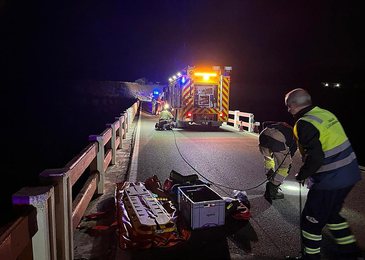 Imagen secundaria 1 - Estado en el que quedó el vehículo tras caer del puente.