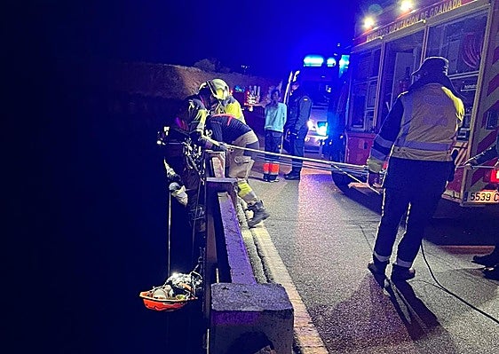 Rescate del joven de 22 años que se salió de la vía en Jerez del Marquesado