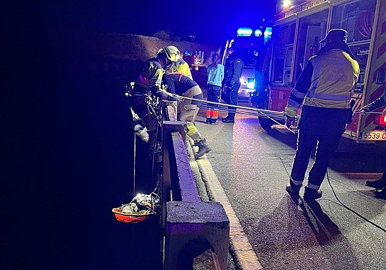 Rescate del joven de 22 años que se salió de la vía en Jerez del Marquesado