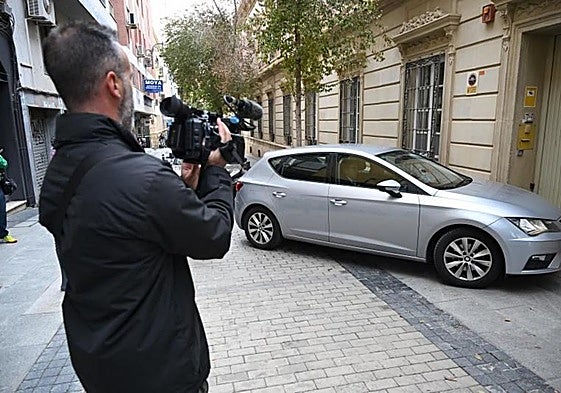 Entrada en la sede de la Diputación de Almería de uno de los vehículos del operativo desplegado por la UCO en el que se detuvo al presidente y el vicepresidente de la institución.