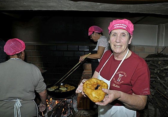 Una vecina de Mecina Bombarón mostrando uno de los buñuelos que la Asociación de Mujeres elaboran en las fiestas del pueblo