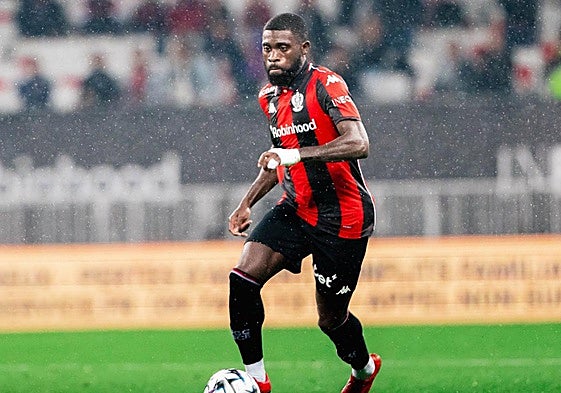 Boga conduce un balón con el Niza.