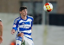 Flores controla un balón durante su debut en la Copa con el Roda.