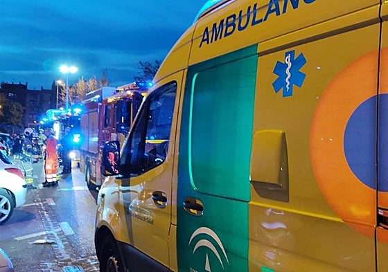 Actuación de sanitarios y bomberos, en una imagen de archivo