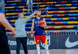 Lluís Costa atiende a las indicaciones del seleccionador español Chus Mateo.