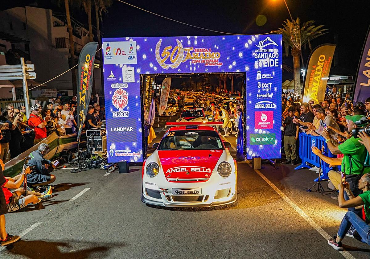 José Antonio Aznar volvió a ganar con un coche 'prestado'.