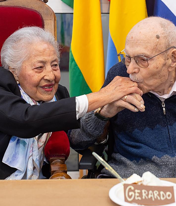 Imagen secundaria 2 - Arriba, la pareja junto a sus hijos Gerardo y María del Mar, Francis Rodríguez y Juan Cobo, en la Plaza de España de Santa Fe. El presidente de la Diputación, durante el acto. Gesto de cariño de los homenajeados.