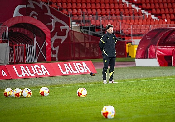 Rubi sigue atento el entrenamiento del equipo que hoy juega en Elda.