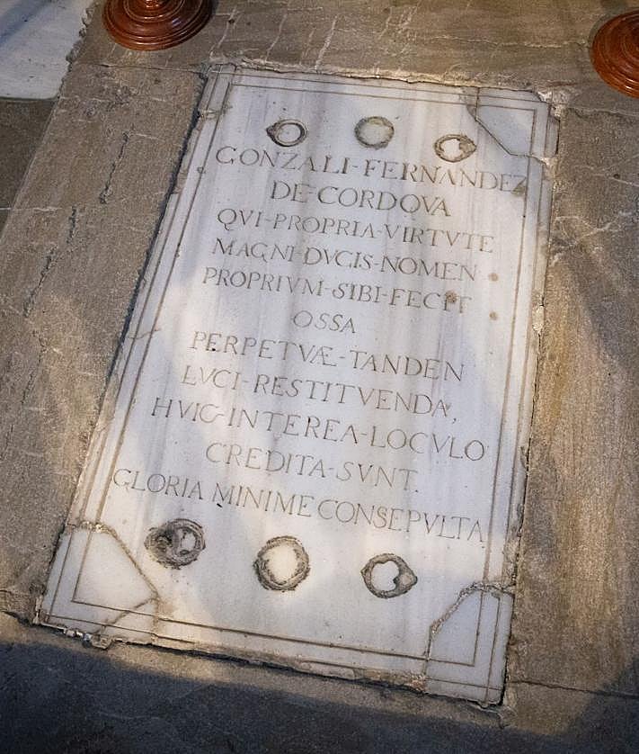 Imagen secundaria 2 - Arriba, escultura del Gran Capitán en San Jerónimo. Abajo, junto a la cripta donde yacen los restos del militar e inscripción con su nombre. 