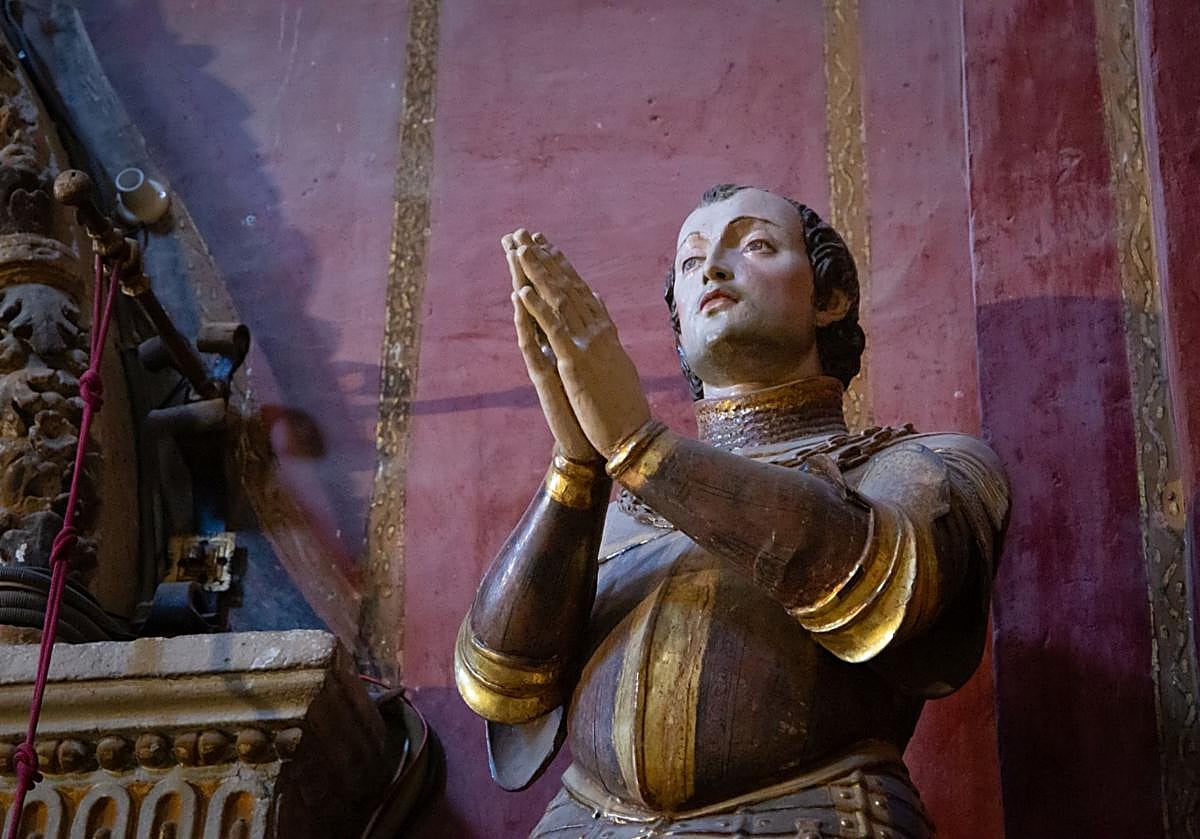 Imagen principal - Arriba, escultura del Gran Capitán en San Jerónimo. Abajo, junto a la cripta donde yacen los restos del militar e inscripción con su nombre. 