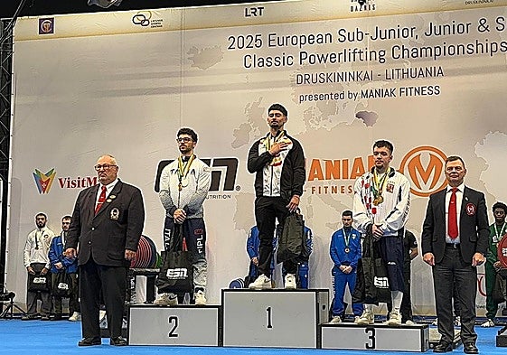 Jorge Muñoz, con la mano en el pecho, escucha el himno español desde lo más alto del podio en Lituania.