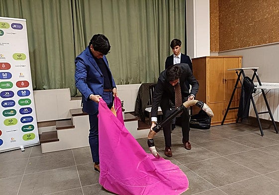 Tras el coloquio los novilleros se animaron a hacer toreo de salón.