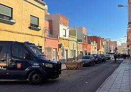 Agentes de la Policía Nacional ayer, en Pescadería.