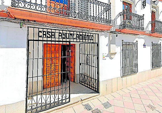 El Ayuntamiento de Pinos Puente.