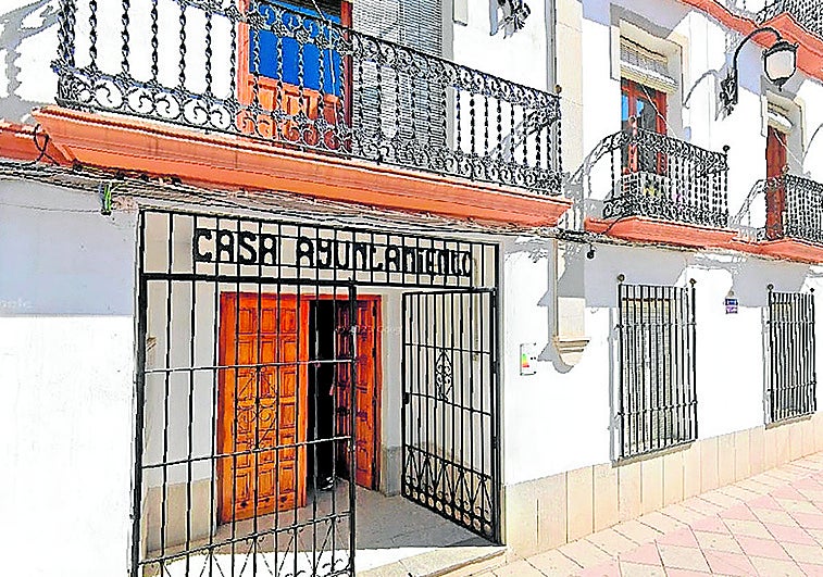 IU abre expediente a los dos concejales de la moción de censura de Pinos Puente