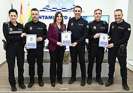 La edil Mariola Aranda, con miembros de la Policía Local.