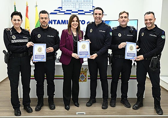 La edil Mariola Aranda, con miembros de la Policía Local.
