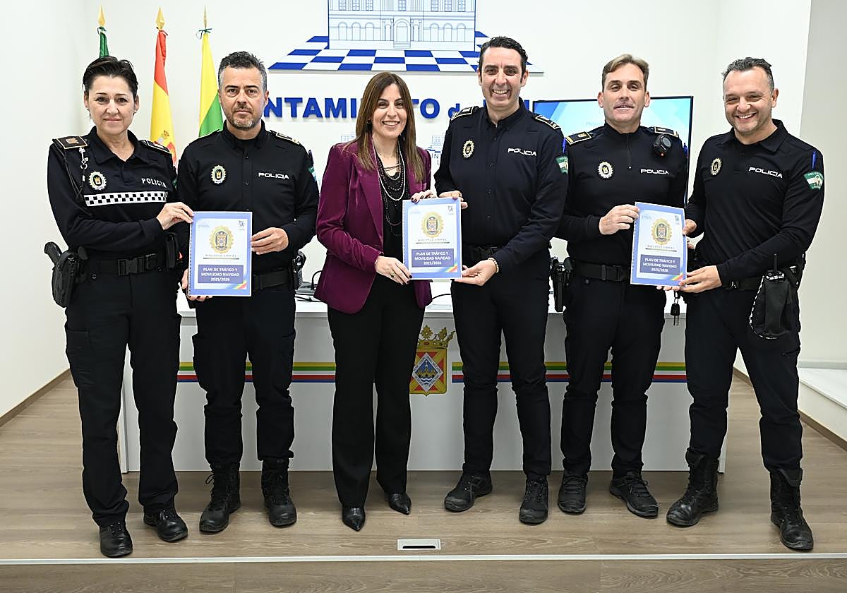 La edil Mariola Aranda, con miembros de la Policía Local.